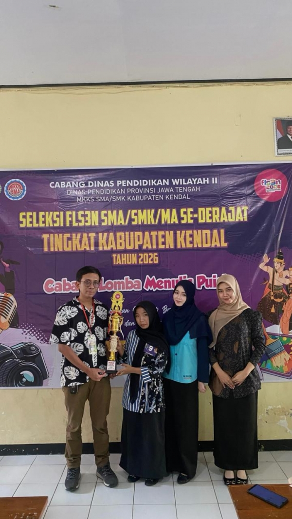 Surtini Yaton bersama Pembimbing Tim FLS3N Bahasa
